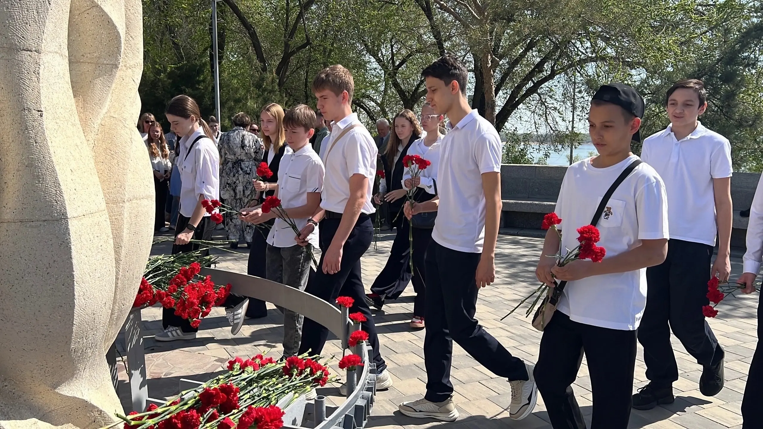 В День единых действий организаторы и участники проекта «Без срока давности» провели церемонию возложения цветов к памятнику мирным жителям Сталинграда